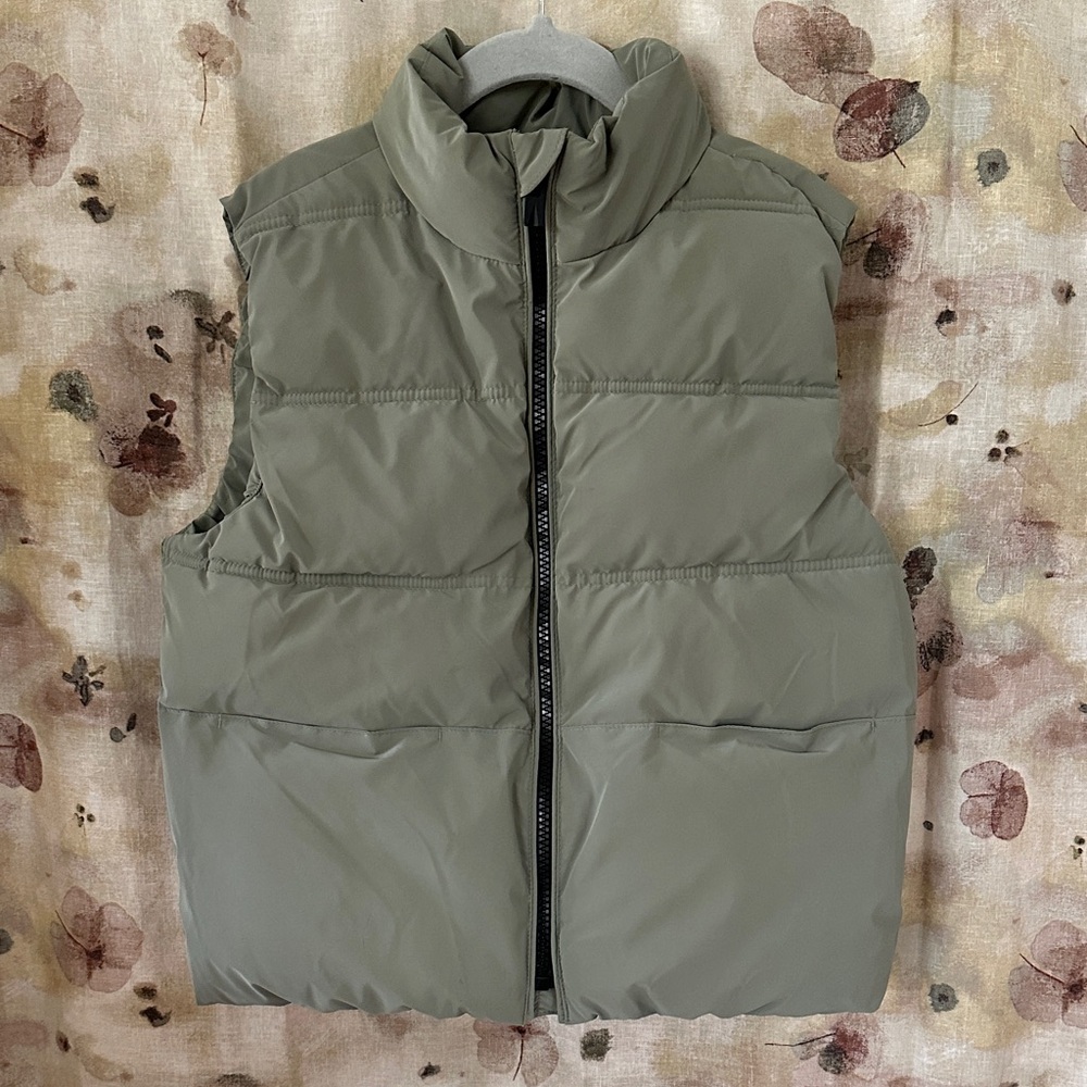 Zara Kids Puffer Vest. Size 4-5T. Color Green/Khaki.